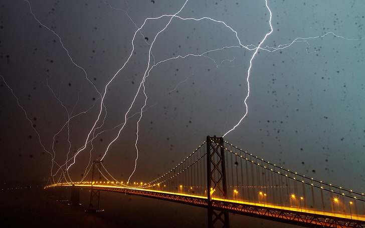 tapeta graficzna z mostem wiszącym, błyskawica, architektura, most, noc, światła, krople wody, San Francisco, San Francisco-Oakland Bay Bridge, Tapety HD