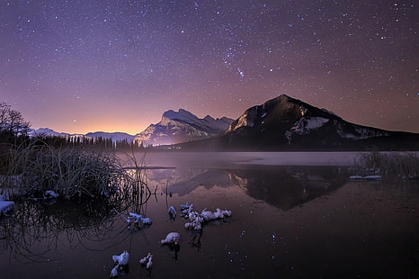 ธรรมชาติภูมิทัศน์เย็นฤดูหนาวคืนเต็มไปด้วยดวงดาวน้ำแข็งทะเลสาบภูเขาสะท้อนอุทยานแห่งชาติแบมฟ์แคนาดา, วอลล์เปเปอร์ HD HD wallpaper