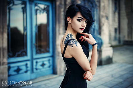 Krystian Tokar, черна коса, жени, модел, дълга коса, рокля, гледащ зрителя, грим, татуировка, очи, дълбочина на полето, HD тапет HD wallpaper