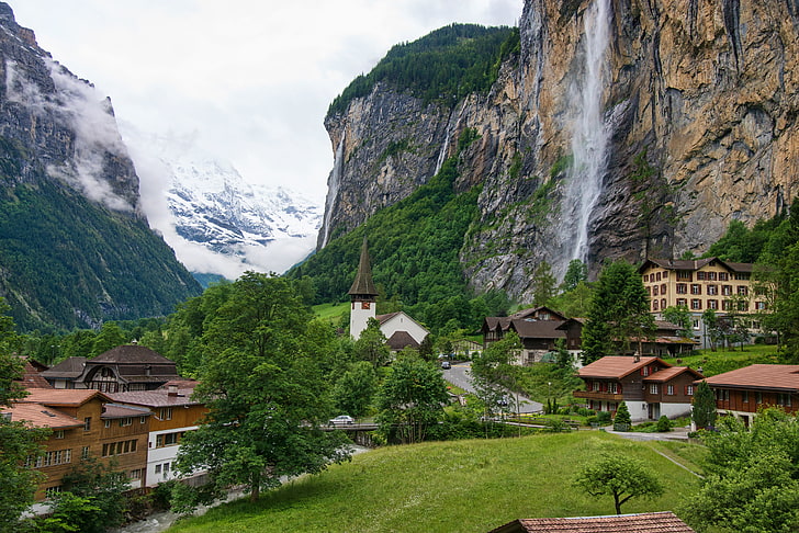 茶色の木造住宅、道路、空、山、滝、家、谷、スイス、シュタウブバッハ、 HDデスクトップの壁紙