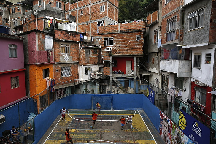 braunes und graues hölzernes Kabinett, Stadt, Straße, Fußball, Favela, HD-Hintergrundbild