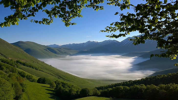 Landschaft, Fotografie, Natur, Berge, Tal, Nationalpark, Bäume, Nebel, schneebedeckter Gipfel, Sonnenlicht, Grün, Gras, Italien, HD-Hintergrundbild