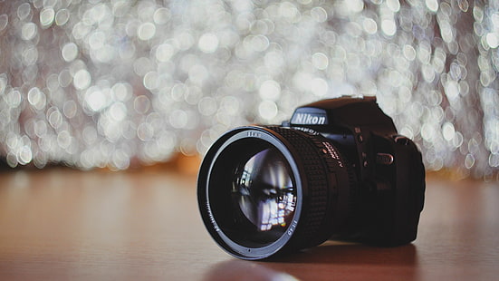 черен Nikon DSLR фотоапарат, камера, Nikon, обектив, боке, дървена повърхност, HD тапет HD wallpaper