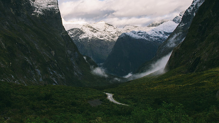 zielona dolina, Greg Shield, fotografia, krajobraz, natura, chmury, góry, zaśnieżony szczyt, mgła, daleki widok, las, śnieg, dolina, droga, park narodowy, Nowa Zelandia, Tapety HD