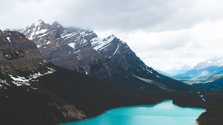 пейзажна фотография на планина през деня, пейзаж, планини, езеро, снежен връх, облаци, HD тапет