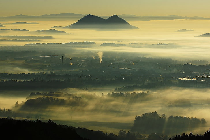 krajobraz, przyroda, mgła, dolina, wzgórza, promienie słoneczne, fabryka, dym, miasto, drzewa, Słowenia, Tapety HD