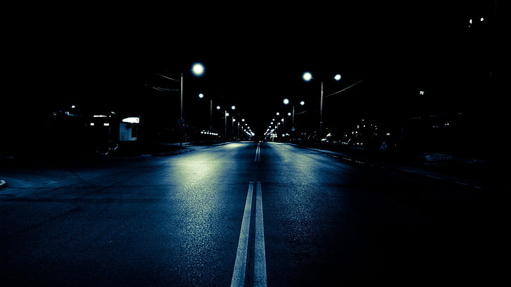 черен път, улично осветление, улица, синьо, мокра улица, нощ, тъмно, градско, HD тапет