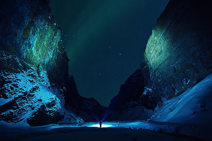 osoba stojąca trzymająca światło między wzgórzami, przyroda, góry, noc, światła, gwiazdy, śnieg, zima, Tapety HD
