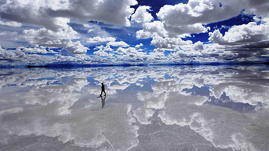 昼間、ウユニ塩湖、雲、水、反射中に曇り空の下で水の体を歩く男、 HDデスクトップの壁紙 HD wallpaper