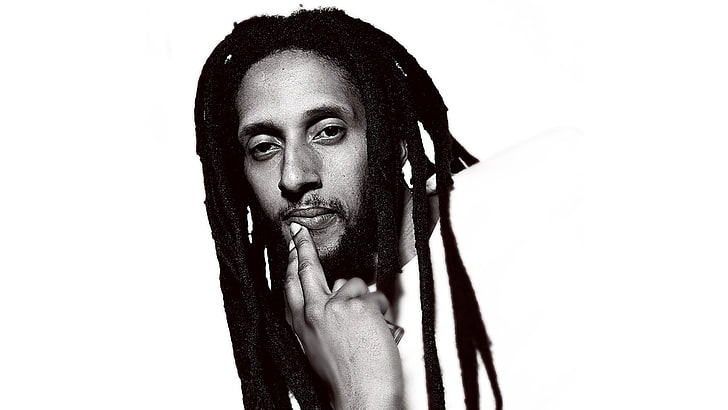 gråskalefoto av mannen, Julian Marley, dreadlocks, ansikte, blick, hand, HD tapet