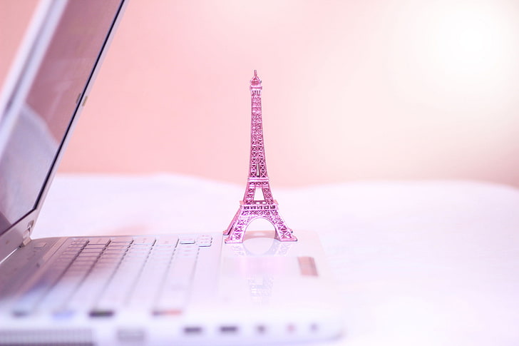 Figurine Tour Eiffel, rose, figurine, Tour Eiffel, ordinateur portable, La tour Eiffel, Fond d'écran HD