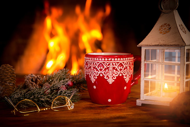 czerwony i biały kwiatowy kubek ceramiczny, brązowe oprawione okulary i biały lampion świecowy, dekoracja, Nowy Rok, Boże Narodzenie, ogień, kominek, filiżanka, Boże Narodzenie, Tapety HD