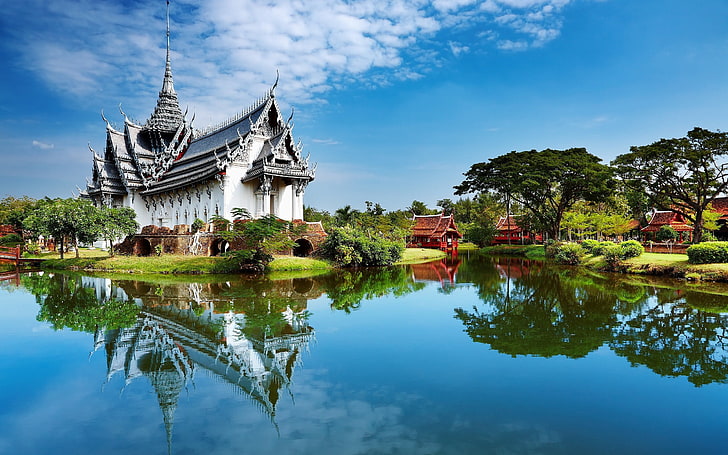 واجهة المعبد باللونين الأبيض والرمادي ، تايلاند ، المعبد ، الهندسة المعمارية ، التايلاندية ، السماء ، الأزرق ، الأشجار ، ملصقات السفر ، الماء، خلفية HD