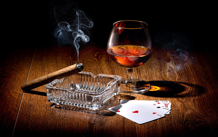 бокал для вина, табак и стеклянный пепел, карта, свет, стол, вино, дым, стакан, сигара, сумерки, тузы, пепельница, HD обои