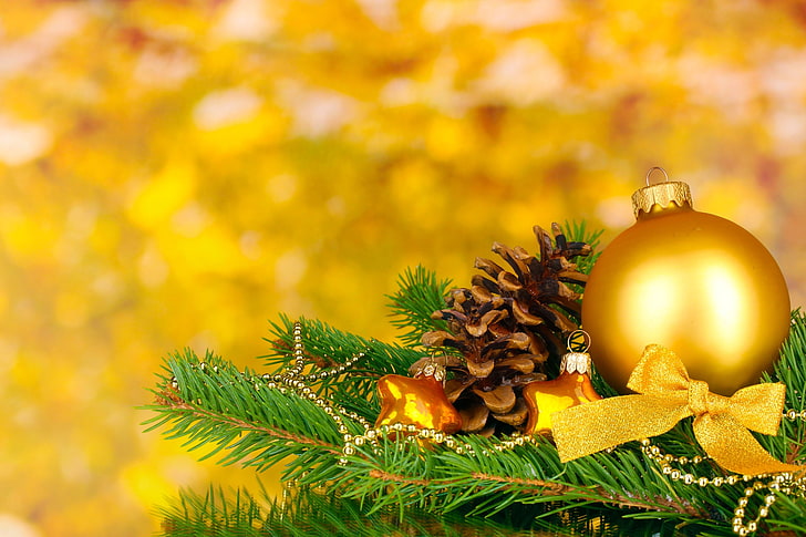 adorno de Navidad dorado, amarillo, fondo, vacaciones, bolas, papel pintado, juguetes, árbol, año nuevo, Navidad, desenfoque, protuberancia, pantalla ancha, espina de pescado, decoraciones navideñas, pantalla completa, fondos de pantalla HD, chrismas, Fondo de pantalla HD