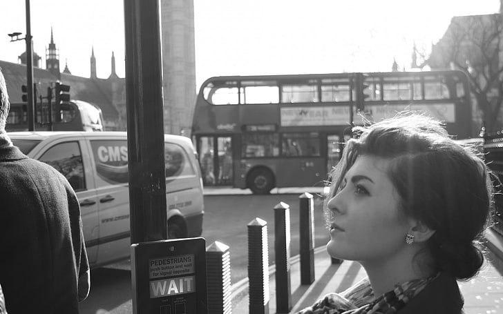 взгляд, девушка, машина, город, фото, улица, лондон, черно-белое, автобус, HD обои