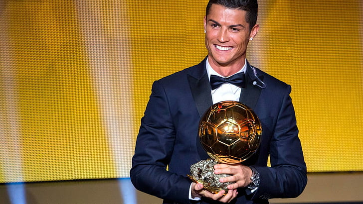 Криштиану Роналду из Португалии и Реал Мадрид получает награду FIFA Ballon d'Or 2014 года, мужской синий смокинг, fifa, ballon d'or, 2015, футбол, Криштиану Роналду, HD обои