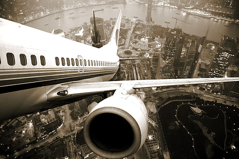 бял самолет, летене, самолет, сепия, въздушен изглед, градски пейзаж, град, самолети, HD тапет HD wallpaper