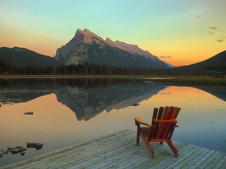 كرسي Adirondack خشبي بني ، الجبال ، البحيرة ، انعكاس ، حديقة بانف الوطنية ، كندا ، كرسي، خلفية HD
