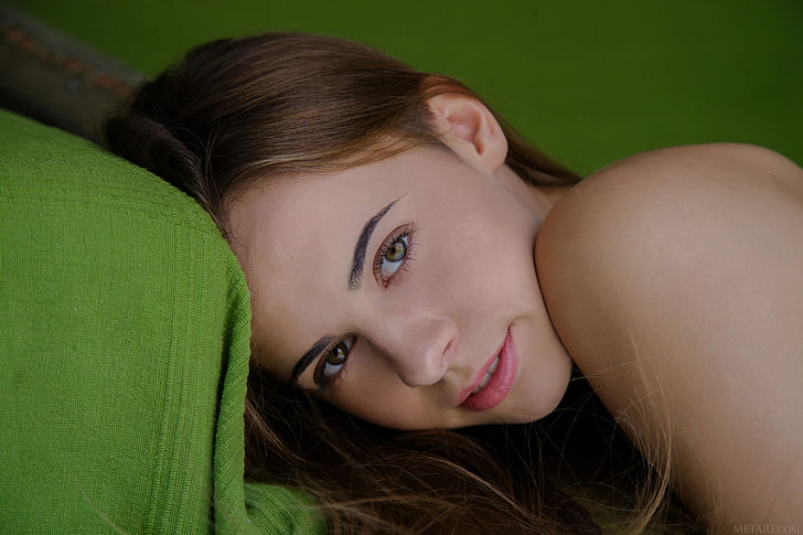 Gracie A, женщины, модель, зеленые глаза, лицо, смотрит на зрителя, розовая помада, брюнетка, улыбка, голые плечи, MetArt Magazine, Met-Art, MetArt, HD обои
