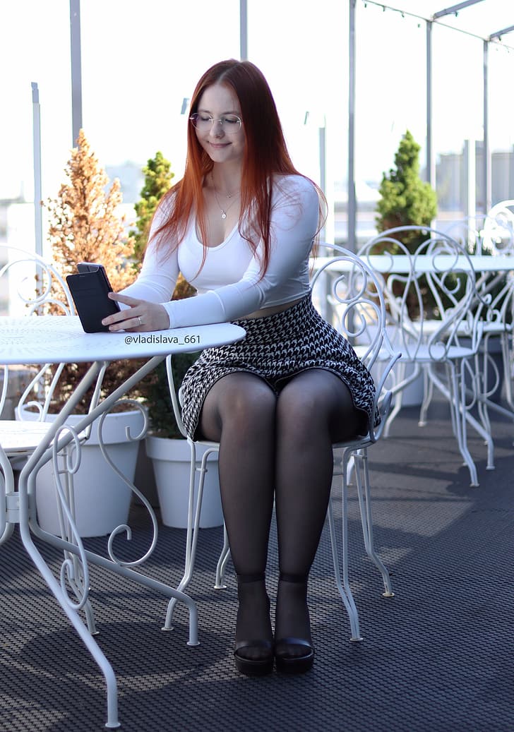Vladislava Shelygina, mulheres, modelo, ruiva, blusões brancos, minissaia, meia-calça, sentada, ao ar livre, mulheres ao ar livre, HD papel de parede, papel de parede de celular
