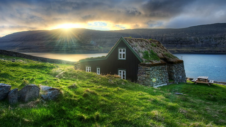 brązowy i szary drewniany dom, krajobraz, dom, woda, słońce, światło słoneczne, natura, Islandia, Tapety HD