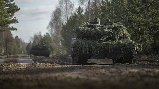 два бойни танка със зелени листа, камуфлажни на пътя, Leopard 2A6, танк, камуфлаж, немска армия, HD тапет HD wallpaper