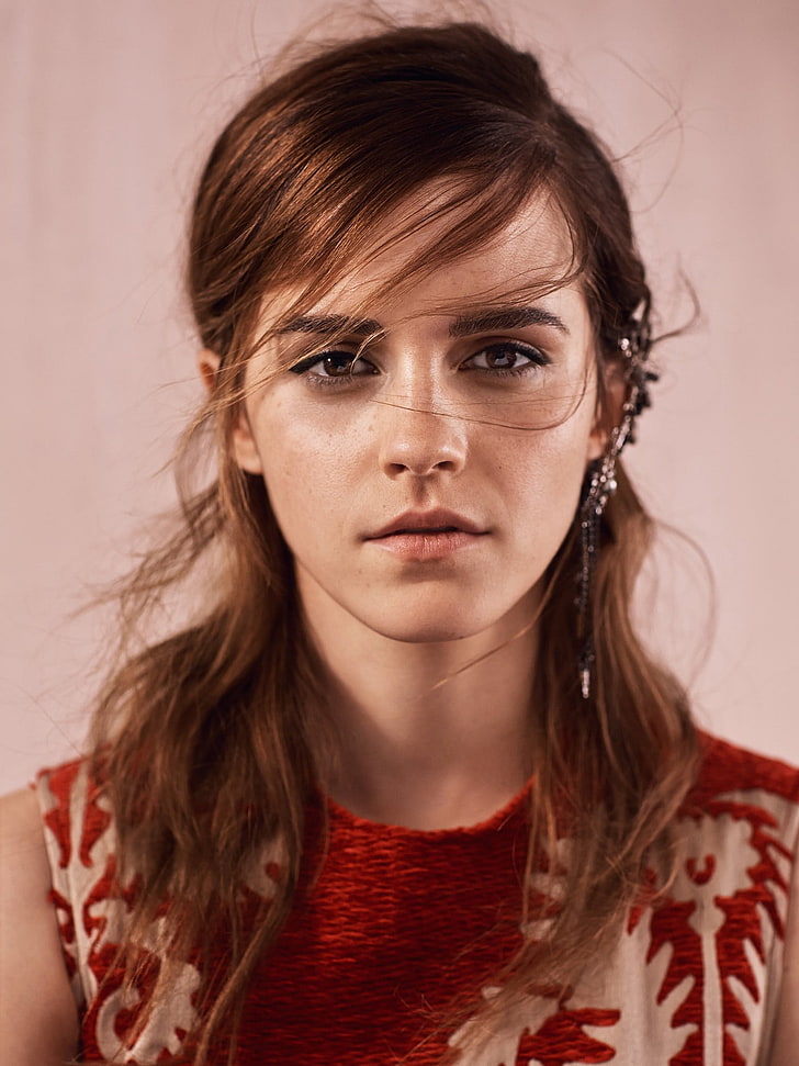 frauen rotes oberteil, frauen, schauspielerin, brünette, lange haare, Emma Watson, gesicht, porträt, betrachter betrachten, braune augen, einfachen hintergrund, rotes kleid, haare im gesicht, HD-Hintergrundbild, Handy-Hintergrundbild