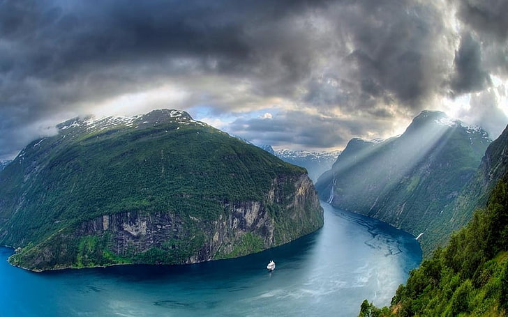 долина и река, природа, пейзаж, Geiranger, фиорд, Норвегия, слънчеви лъчи, планини, облаци, круизен кораб, скала, снежен връх, HD тапет