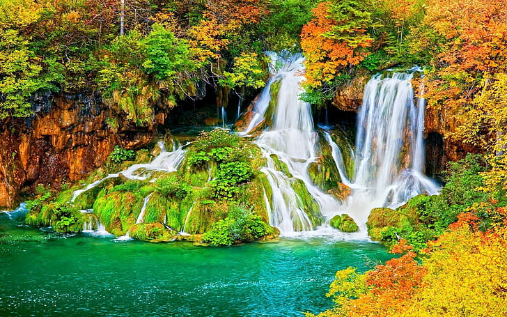Outono cachoeira árvores da floresta arbustos com folhas amarelas e vermelhas rochas verde musgo turquesa Parque Nacional Plitvice Croácia paisagem da Europa, HD papel de parede