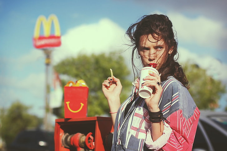 mujer, morena, viento, cabello en la cara, bebida, McDonald's, comida rápida, papas fritas, lápiz labial rojo, Fondo de pantalla HD