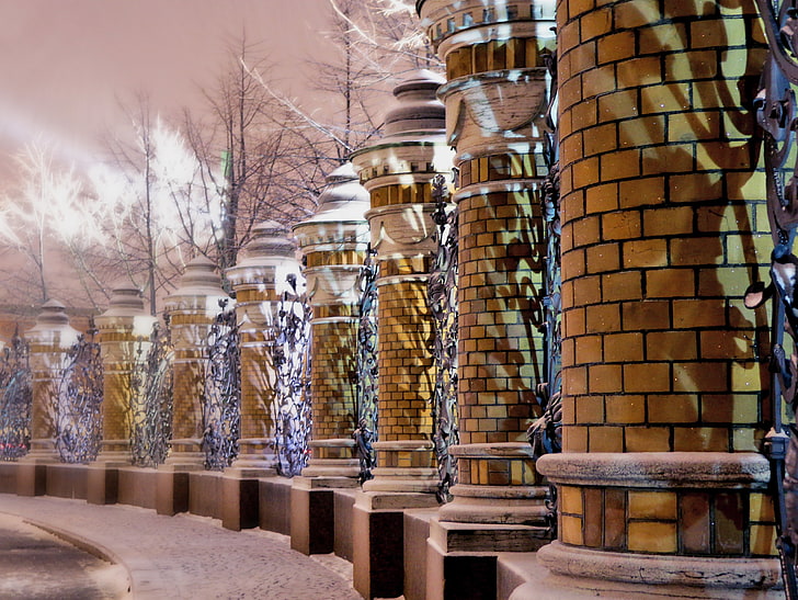 茶色のレンガの柱、冬、光、雪、サンクトペテルブルク、血の上の救世主教会、サンクトペテルブルク、ミハイロフスキー庭園のグリル、 HDデスクトップの壁紙