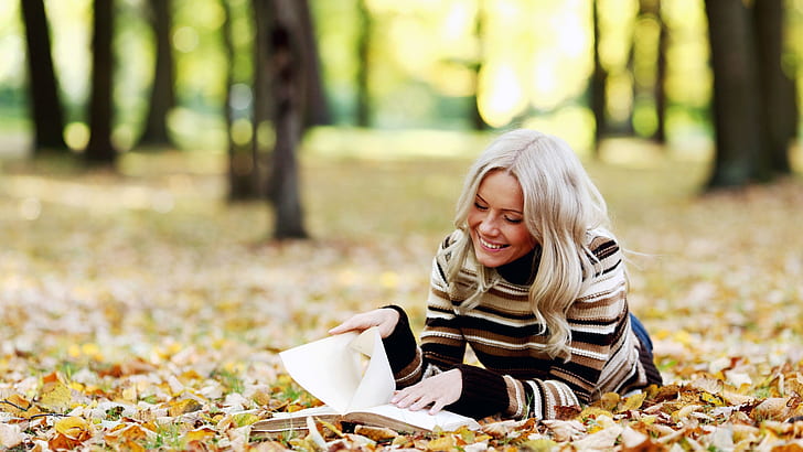 Forêt d'automne, fille lire un livre, pull rayé noir, marron et blanc pour femme, automne, forêt, fille, lire, livre, Fond d'écran HD