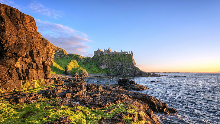 слънчева светлина, рок, пейзаж, море, скала, Ирландия, облаци, природа, руина, замък, трева, архитектура, крайбрежие, сянка, HD тапет