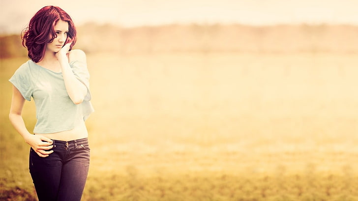 женская белая рубашка с круглым вырезом, Сьюзан Коффи, зеленые глаза, рыжий, рубашка, джинсы, поле, глубина резкости, живот, брюки, женщины, HD обои