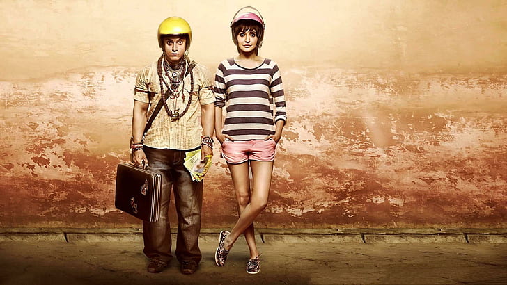Anushka Sharma Aamir Khan PK Film, pria dan wanita berdiri di belakang gambar dinding, film, film bollywood, bollywood, 2014, anushka sharma, aamir khan, Wallpaper HD