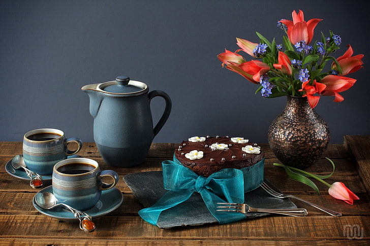 niebieski ceramiczny imbryk z dwiema filiżankami, herbatą, bukietem, filiżanką, tulipanami, ciastem, martwą naturą, kokardką, niezapominajkami, Tapety HD