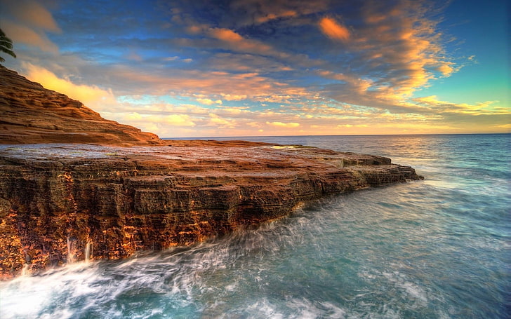 formation rocheuse près du plan d'eau fond d'écran, nature, mer, falaise, nuages, coucher de soleil, longue exposition, Fond d'écran HD