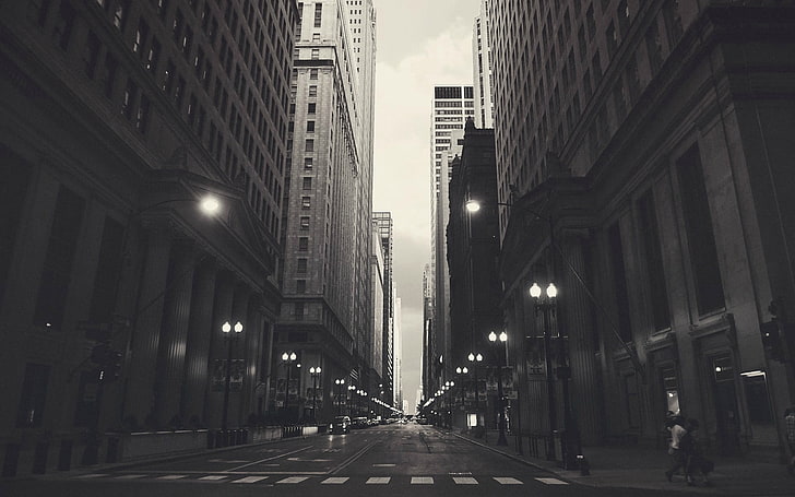 Graustufenbild von Stadtgebäuden, Graustufenfotografie der Straße zwischen Gebäuden, Stadtbild, Monochrom, Chicago, Bahnhof, Straße, HD-Hintergrundbild