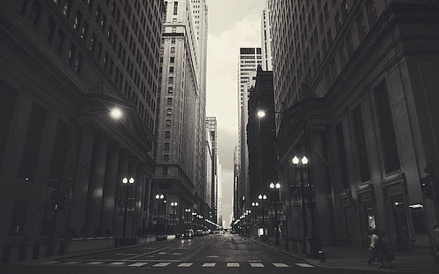 черно-белое изображение городских зданий, черно-белое фото дороги между зданиями, городской пейзаж, монохромный, чикаго, железнодорожный вокзал, улица, HD обои HD wallpaper