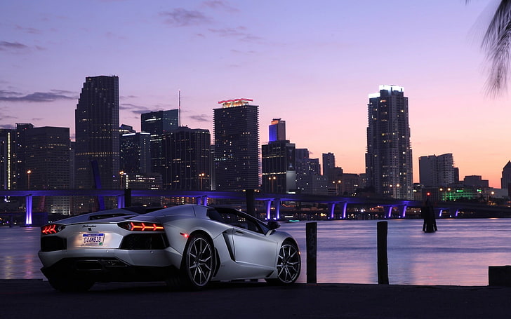 szary samochód sportowy przed budynkiem miasta, Lamborghini, Lamborghini Aventador LP700-4 Roadster, Lamborghini Aventador, Miami, Tapety HD