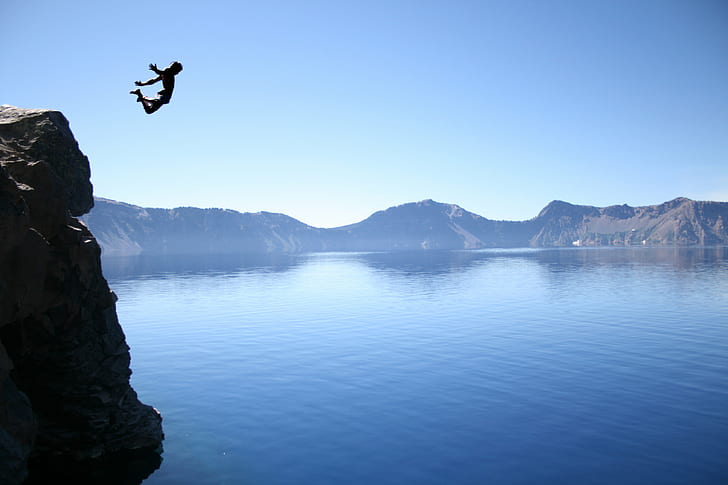 osoba wyskakująca z klifu fotografia, osoba, wyskocz, fotografia, skoki z klifu, jezioro kraterowe Oregon, natura, góra, na dworze, niebo, niebieski, Tapety HD