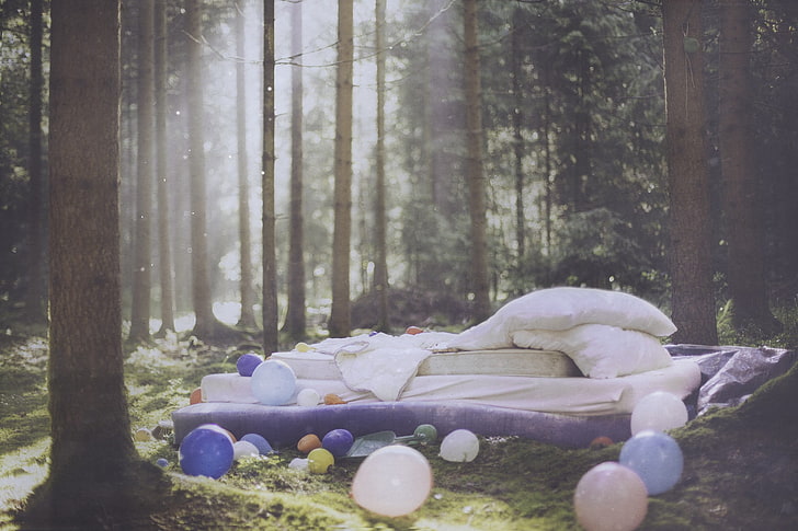 sprei ungu dan putih, Hanna Fasching, hutan, tempat tidur, balon, Wallpaper HD