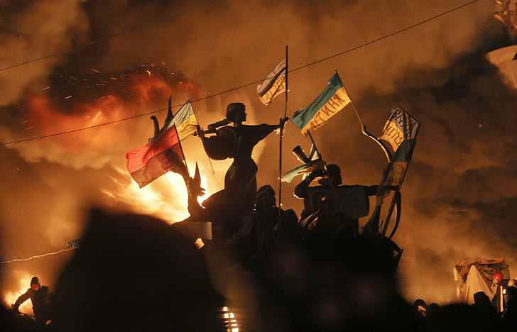 ukraina ukraińczycy maidan kijów protestujący flaga ogień, Tapety HD