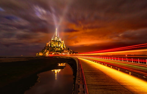 Castillo de hormigón cerca del cuerpo de agua durante la noche, Mont Saint-Michel, Isla, Normandía, Francia, Luces nocturnas, 4K, Fondo de pantalla HD HD wallpaper