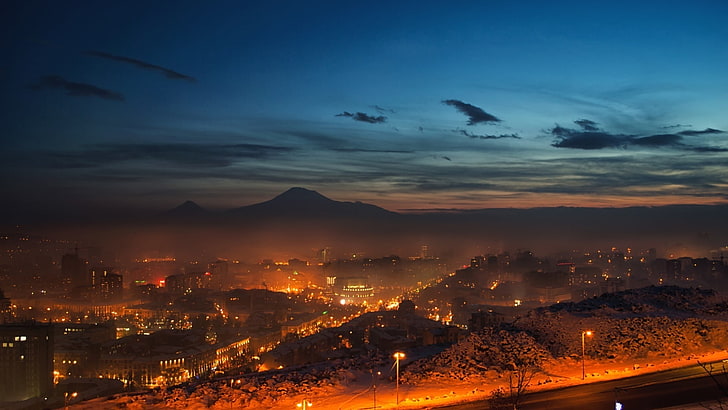 аэрофотосъемка города с включенными огнями, небо, облака, горы, ночь, огни, Армения, Ереван, HD обои
