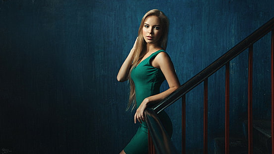 ściana, portret, kobiety, blondynka, schody, Victoria Pichkurova, zielona sukienka, sukienka, Georgy Chernyadyev, Tapety HD HD wallpaper