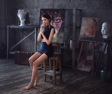 kobieta siedząca na brązowym drewnianym stołku barowym fotografia, Disha Shemetova, kobiety, portret, brunetka, siedzenie, spódnica, krzesło, palec na ustach, boso, czarne spódnice, wzruszająca twarz, warkocze, czarne bluzki, czarny top, czarna odzież, Tapety HD HD wallpaper