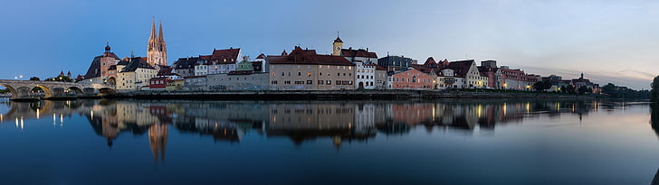 Hochhäuser, Regensburg, Deutschland, Stadt, Reflexion, Fluss, Sonnenuntergang, Mehrfachanzeige, Doppelmonitore, HD-Hintergrundbild