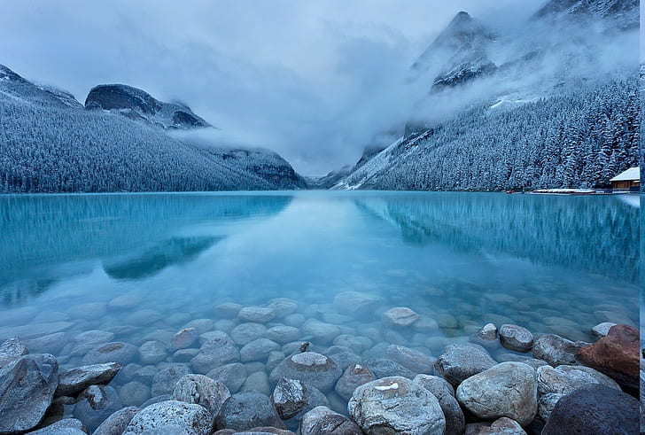 пейзаж природа озеро гора снег лес камни бирюзовая вода зима туман домик, HD обои